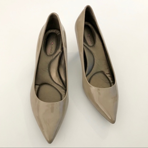 Pair of Tan Heels by Bandolino (size 6): 2 Inch - Picture 3 of 5